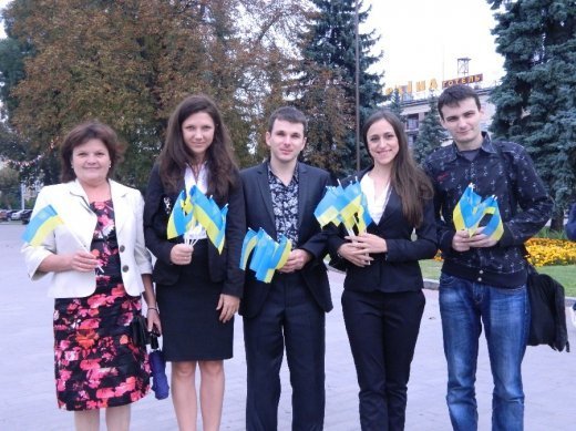 «Молоді регіони» привітали лучан з Днем Державного Прапора України